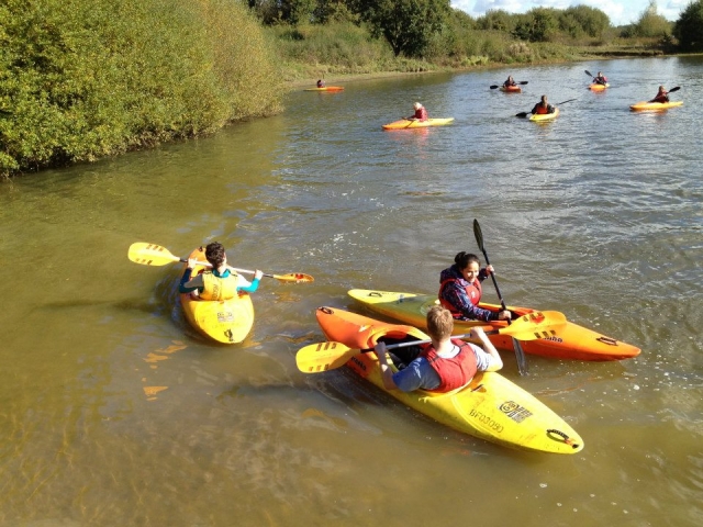  Sesión de kayak en grupo en el lago 